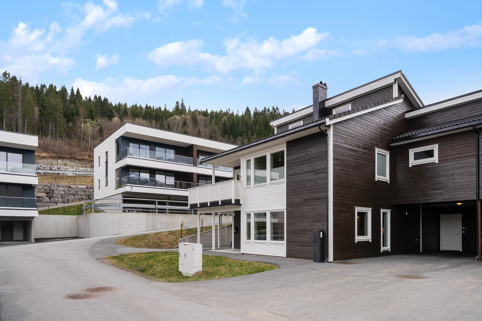 Boligen har carport, med bod i bakkant Galleribilde