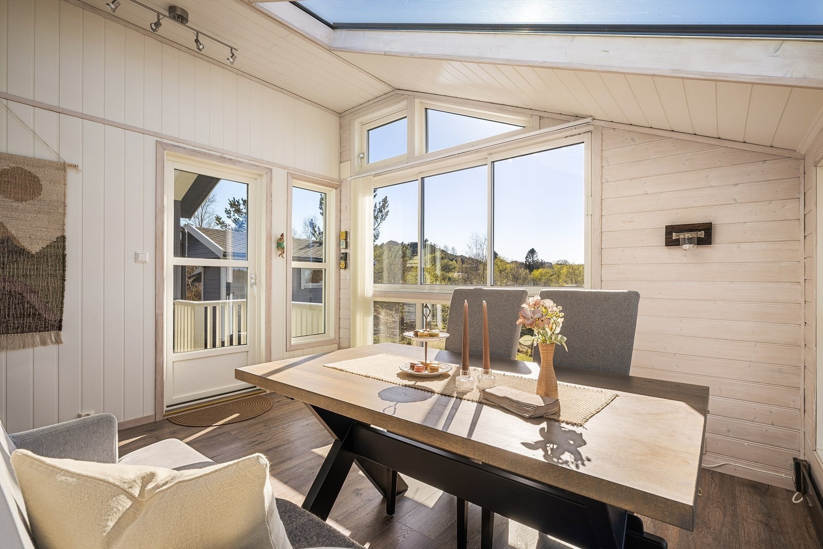 Sør-vestvendt terrasse på 23,3 m² med utgang fra vinterhagen Galleribilde