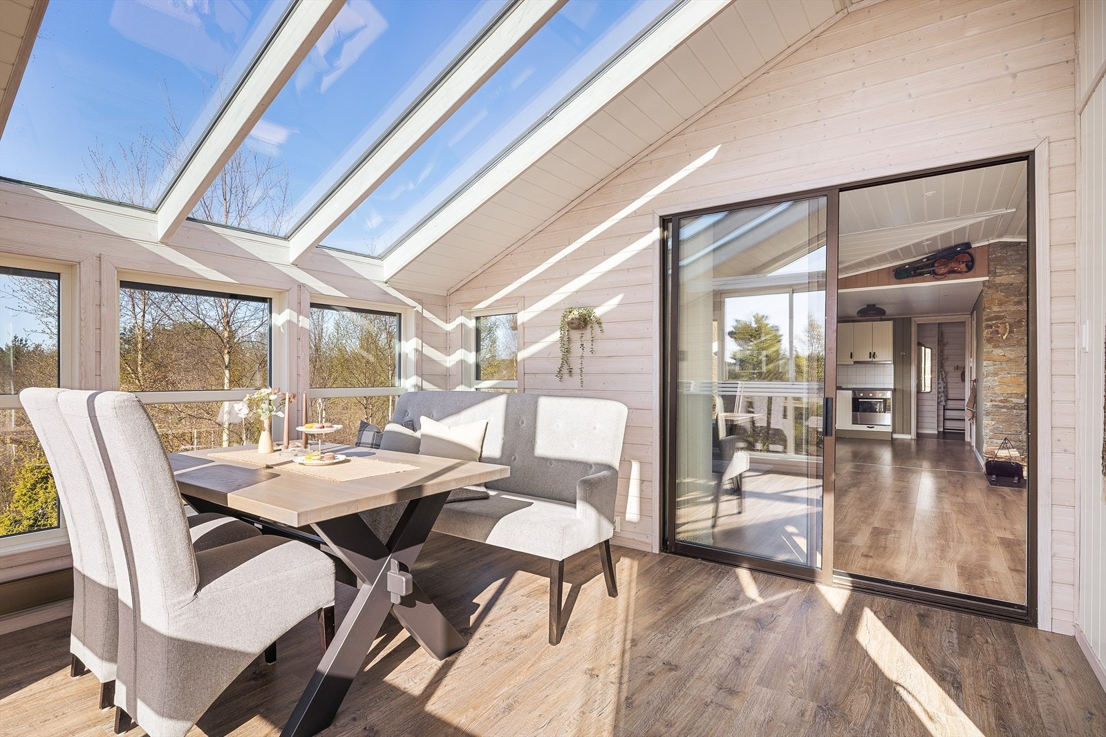 Aluminium skyvedør med glassfelt mellom
stue-vinterhage Galleribilde
