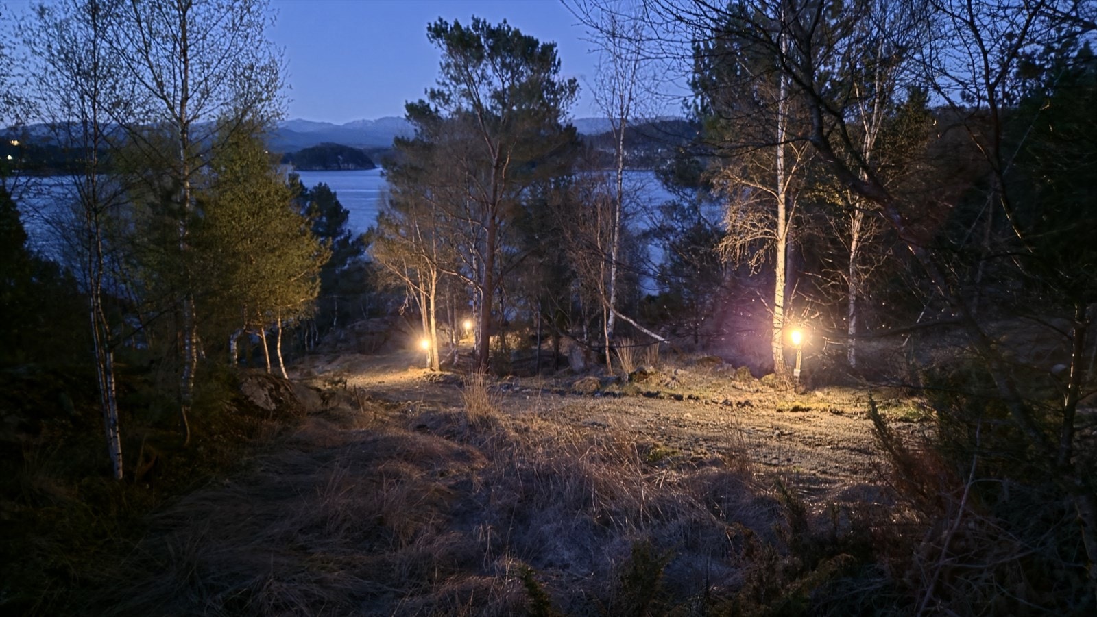 Vei ned til badeplassen med kveldbelysning Galleribilde