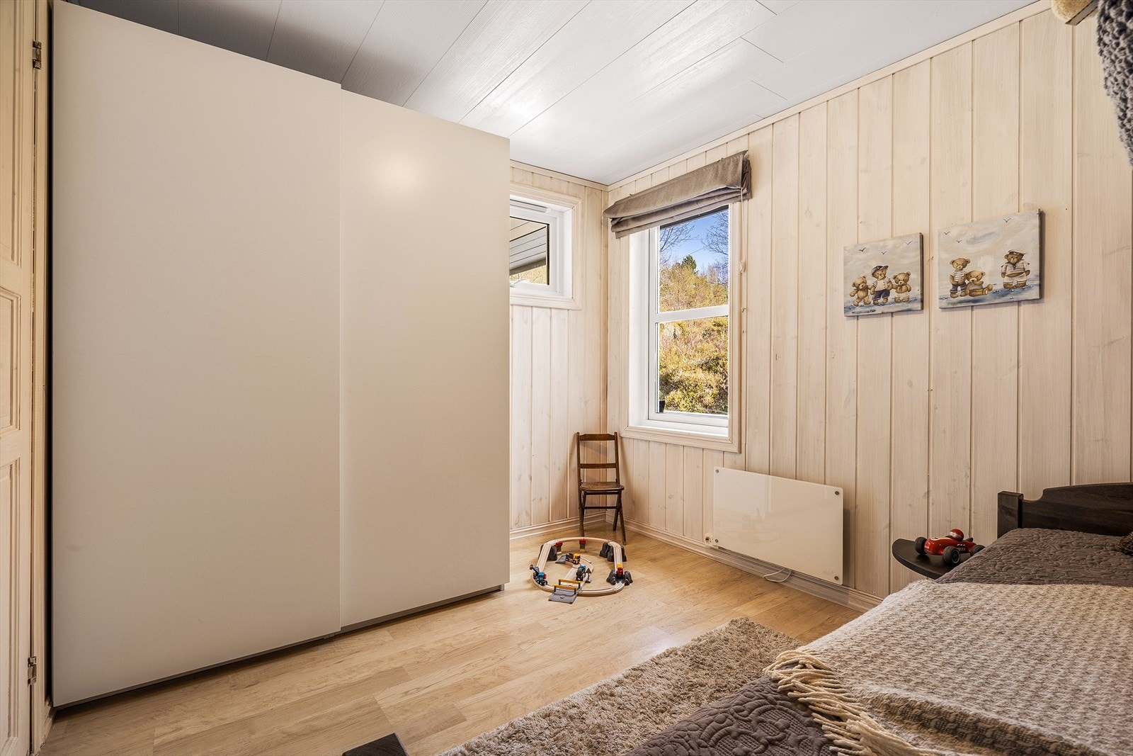 Soverom 2, dette er det største soverommet på 9,9m². God plass til oppbevaring av tøy i skyvedørsgarderobe Galleribilde