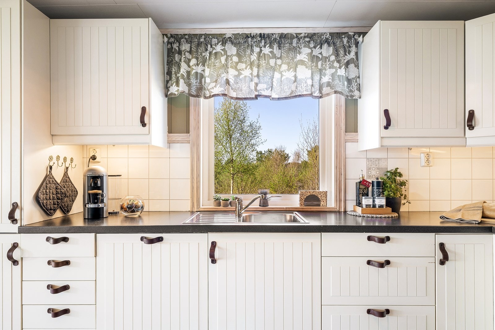 Kitchen boards over deler av benkeplaten. Stekeovn, platetopp, oppvaskmaskin og kjøleskap/frys er integrert Galleribilde