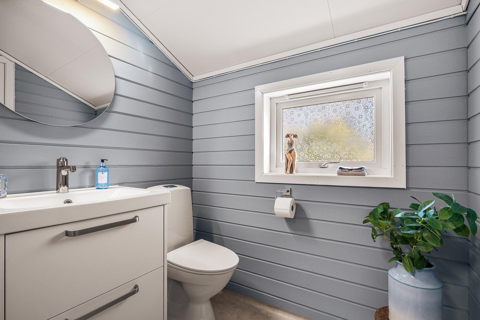 Bad på 5,2m² med våtromsbelegg på gulv, våtromsbelegg,
baderomsplater og malt panel på vegger
og takplater i himling Galleribilde