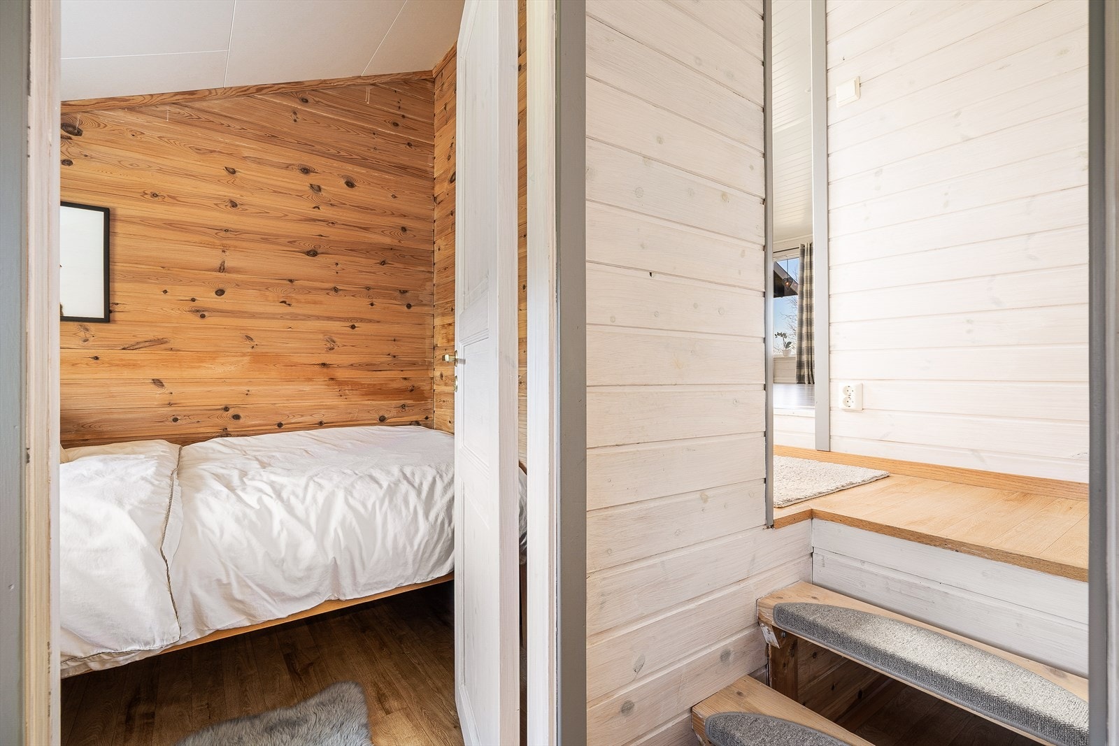 Plassbygd trapp leder ned til soverom 3 Galleribilde