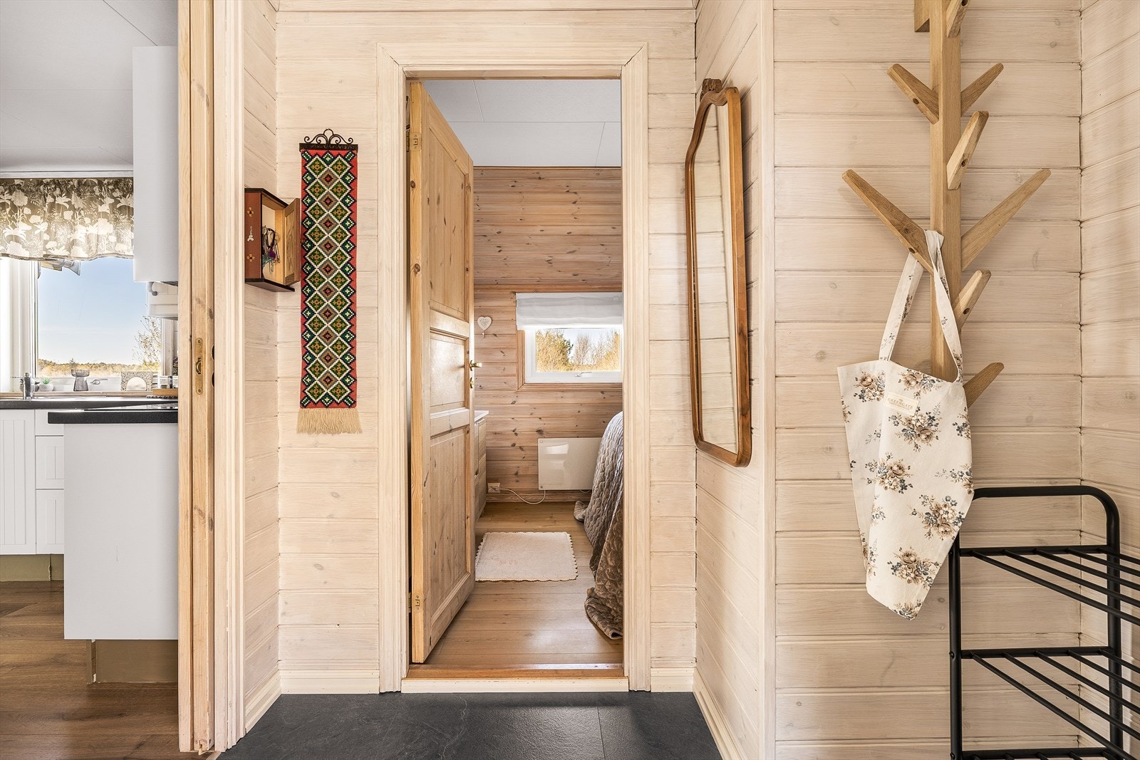 Entrè på 2,9m² med laminat på gulv,
panel på vegger og takplater i himling Galleribilde