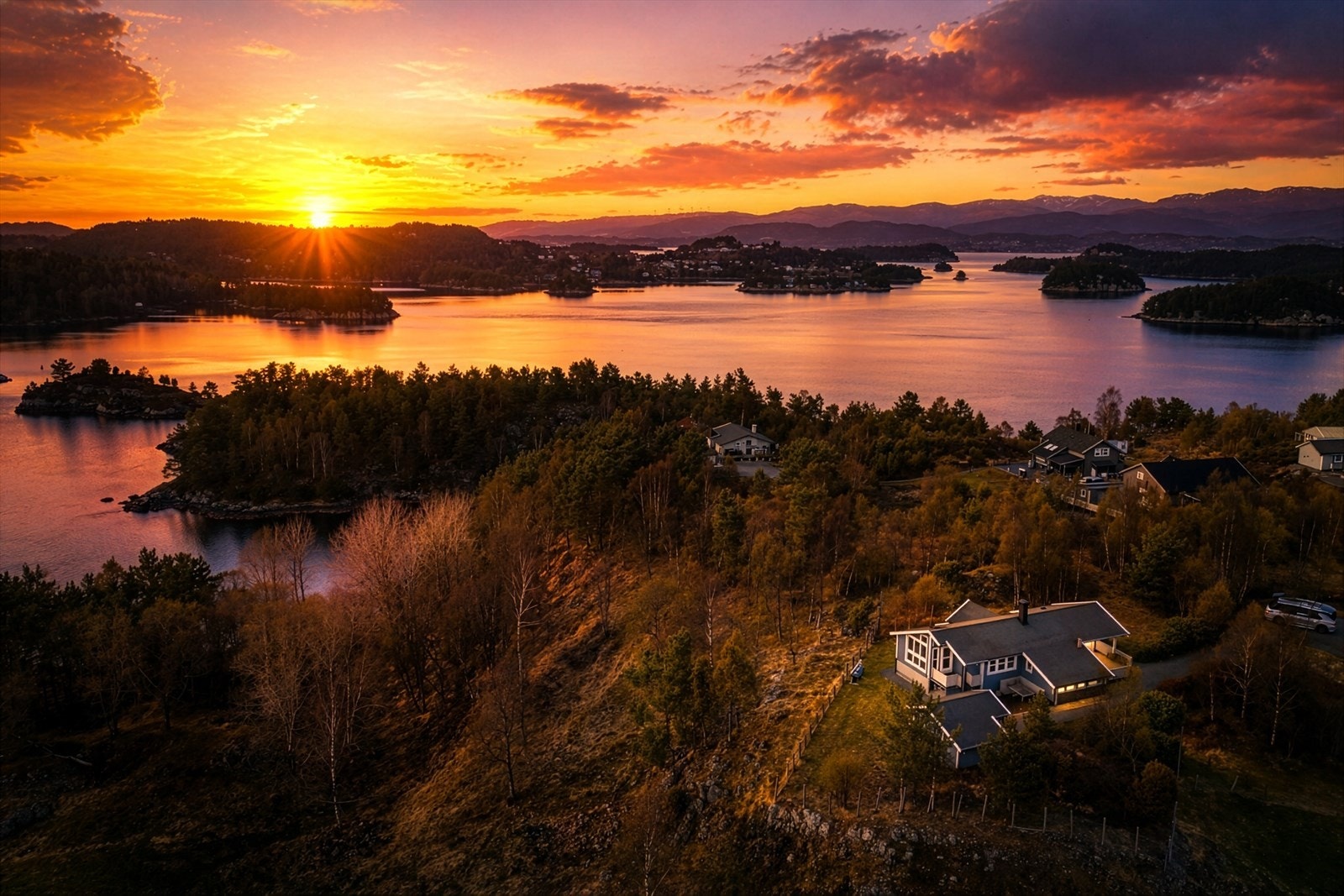 Illustrasjonsbilde - det er ikke sagt at det er her solen går ned. Galleribilde