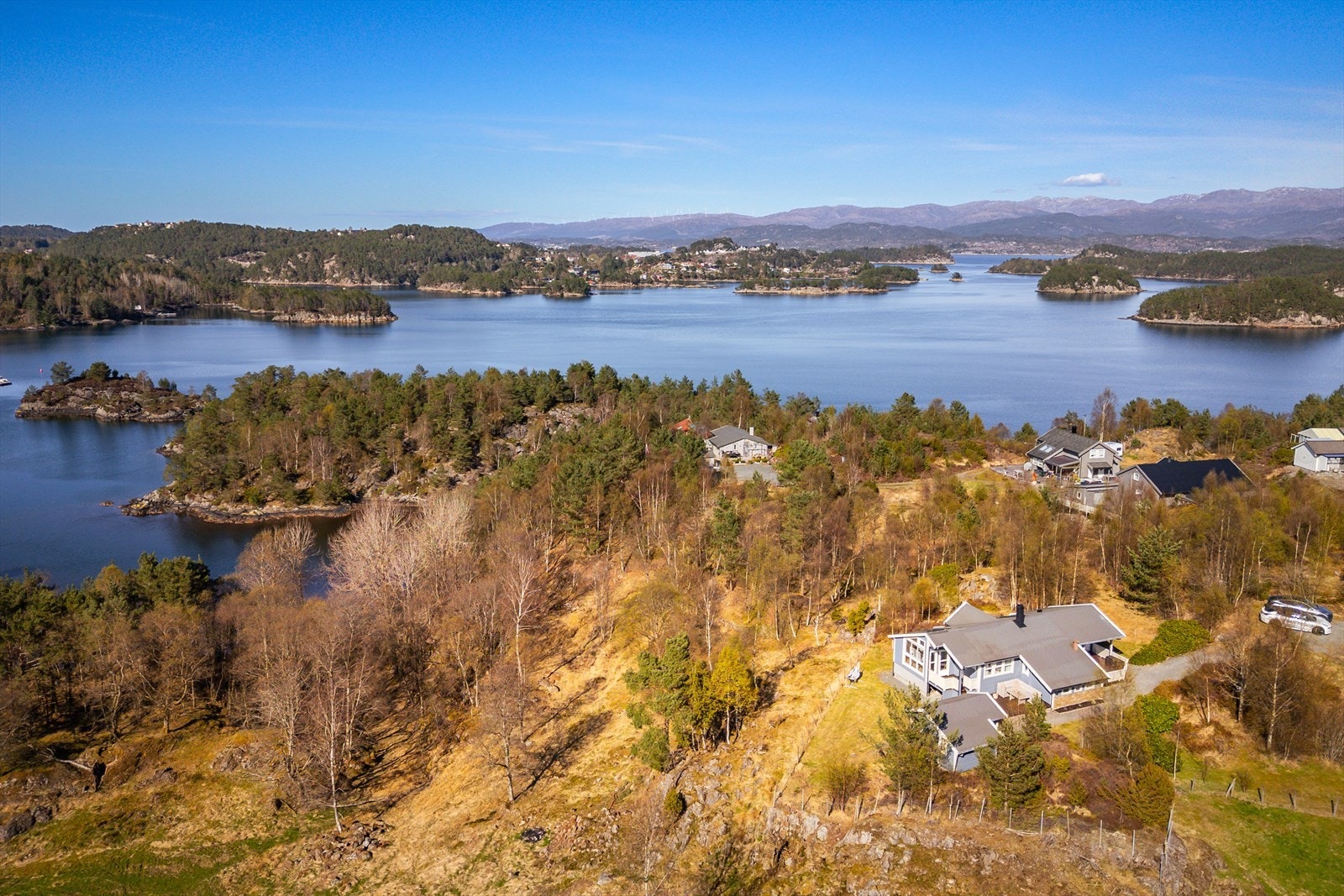 Fantastisk eiendom med noe utsikt mot sjøen, omgitt av idyllisk natur Galleribilde