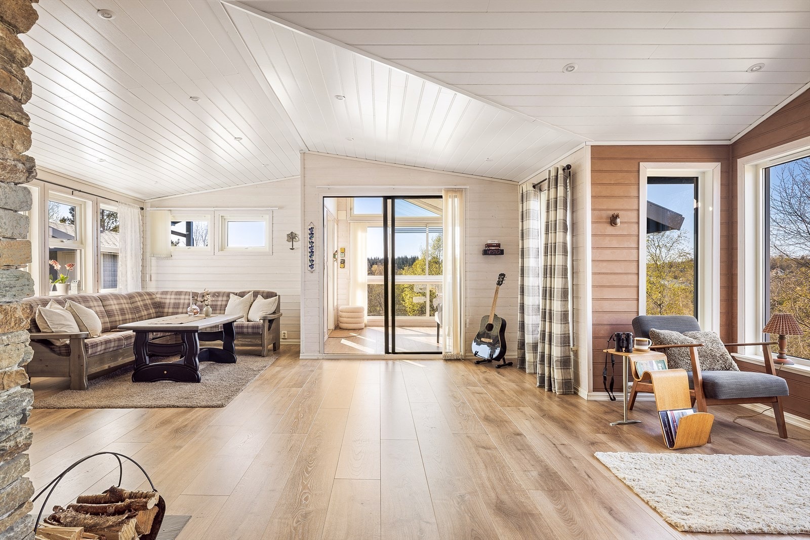 Smartpanel i himling med innfelte spotlights Galleribilde