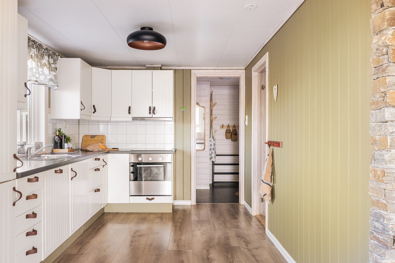 Kjøkken er på 9,8m² med laminat på gulv,
mdf panel på vegger og takplater i himling Galleribilde