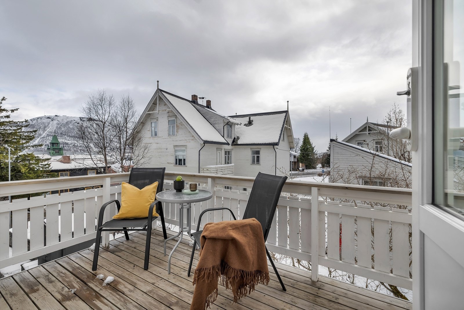 Fra leilighetens terrasse er det gode sol- og utsiktsforhold mot sør mot blant annet Fjellheisen og nærmiljøet Galleribilde