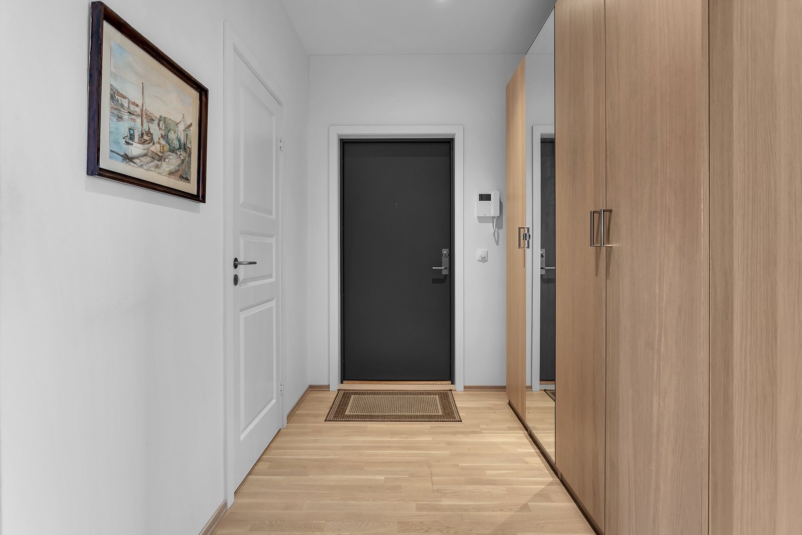 Entré | Gangen ønsker velkommen med parkett på gulvet og god plass til garderobeløsninger. Galleribilde