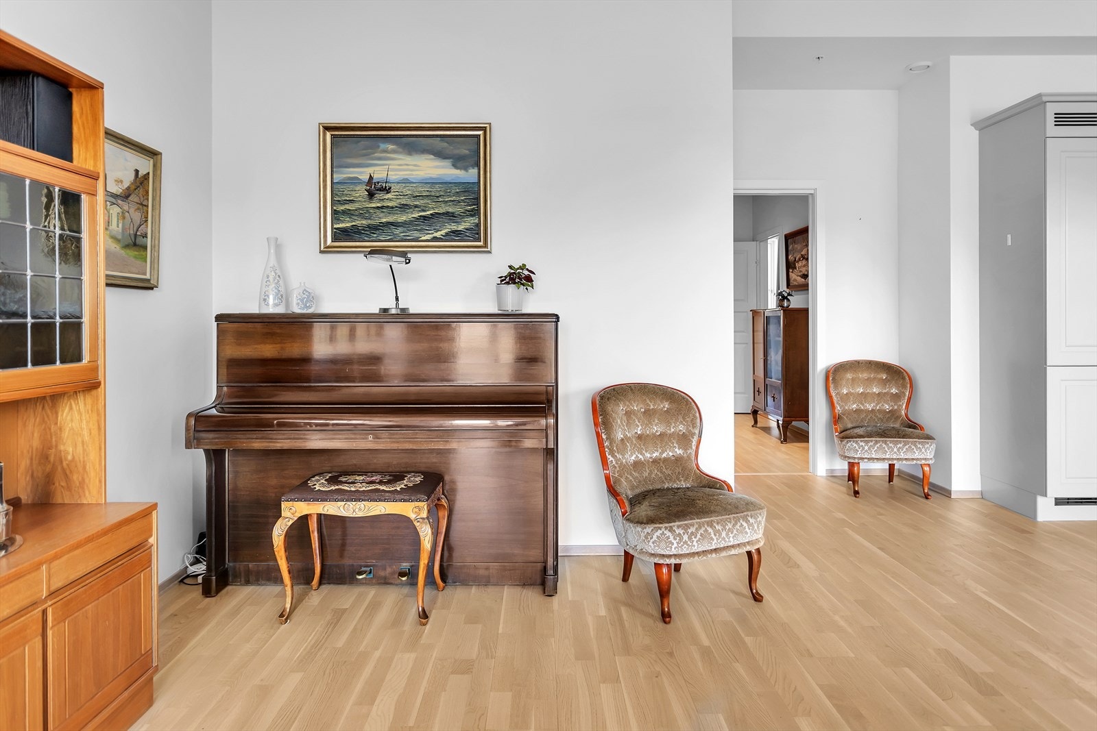 Stue | Rommet gir fleksibilitet for ulike møbleringsløsninger, enten det er for en lesekrok eller et musikkinstrument. Galleribilde