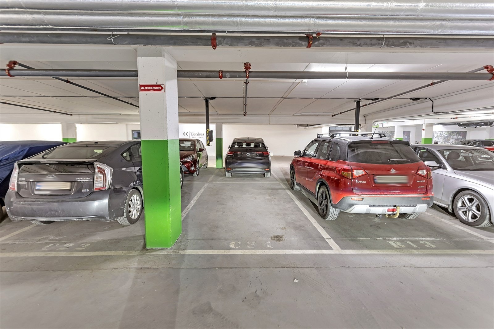 Parkering | Til leiligheten hører en fast biloppstillingsplass og en bod på 5 m² i felles garasjeanlegg. Galleribilde