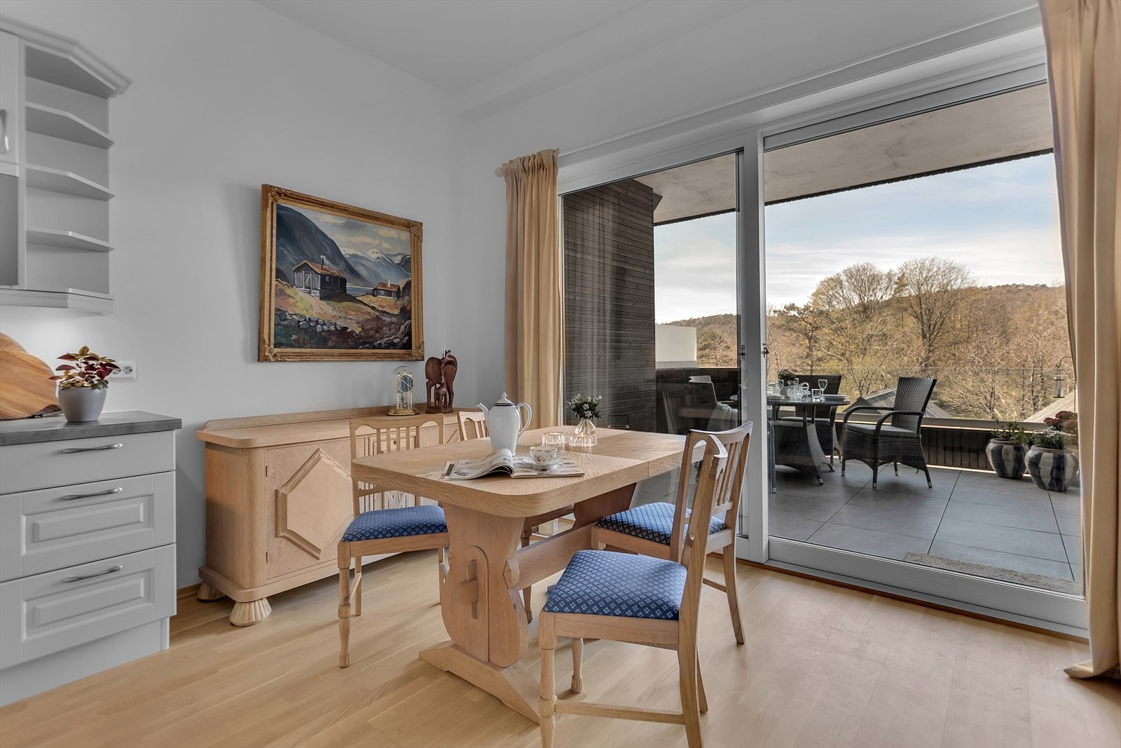 Spisestue | Spiseplassen er naturlig plassert med enkel tilgang til verandaen. Galleribilde