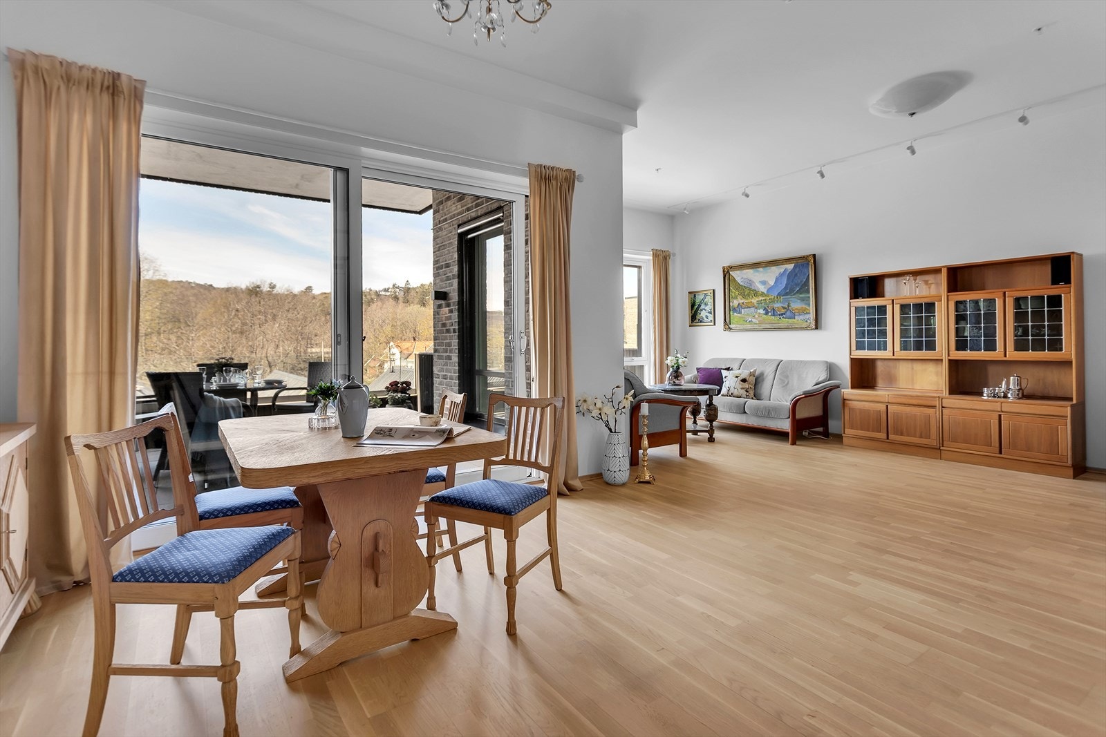 Velkommen til Strømmeveien 56 | Presenteres v/eiendomsmegler Kjell-Arne Arnesen | En gjennomgående og moderne 3-roms leilighet fra 2018 med åpen stue- og kjøkkenløsning | Fotograf: Stein Olsen Galleribilde
