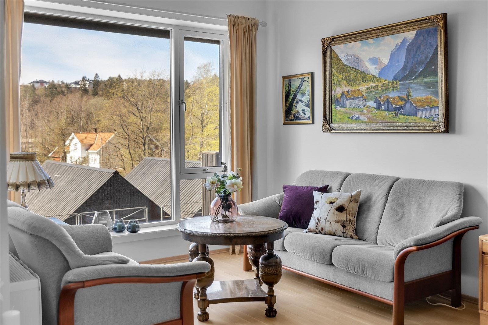 Stue | Vinduene er utført i tre med 3-lags isolerglass, som sikrer god termisk og akustisk komfort. Galleribilde