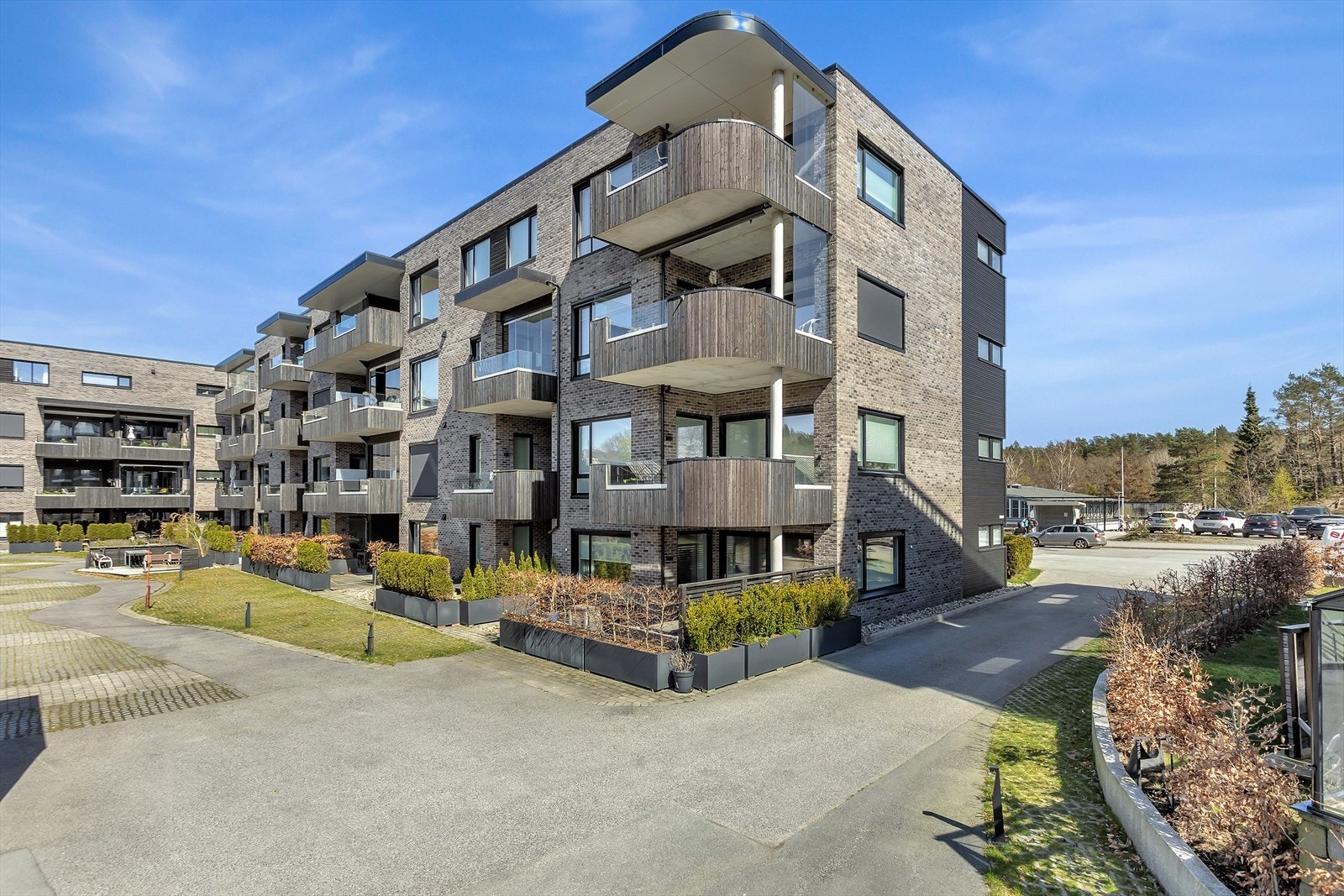 Fasade | Bygget har en tiltalende fasade og er en del av et større, veldrevet sameie. Galleribilde