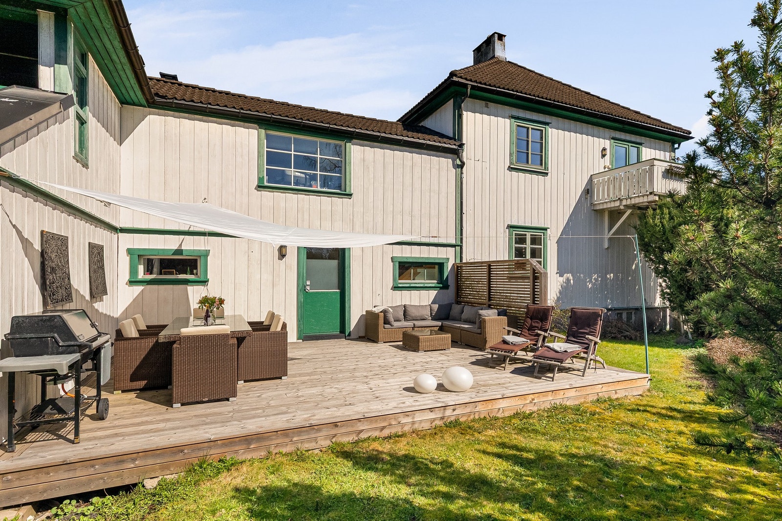 Flat og grønn hage. Galleribilde