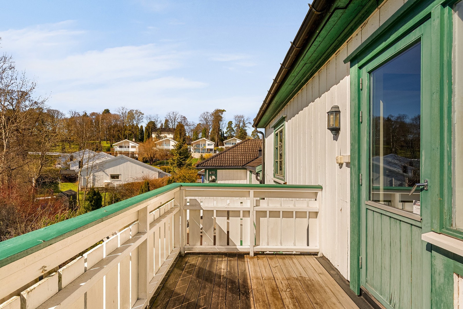 Solrik terrasse med fine siktlinjer. Galleribilde