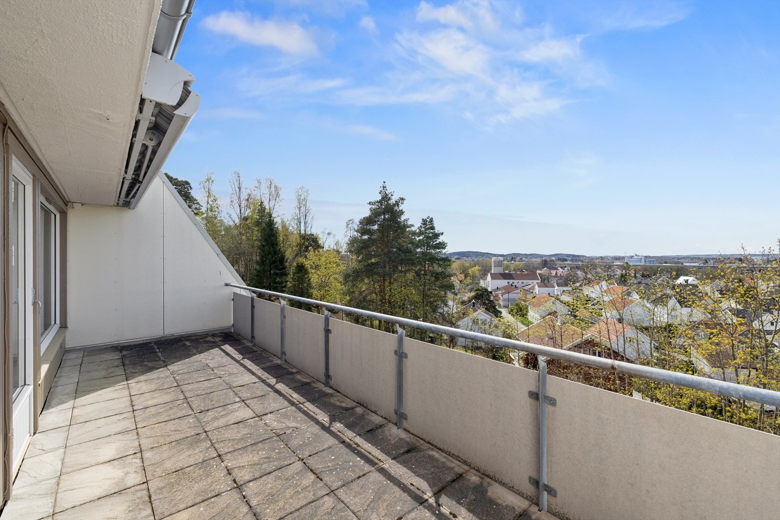 Balkongen er usjenert, og det er god plass til både en grill og en sittegruppe. Galleribilde