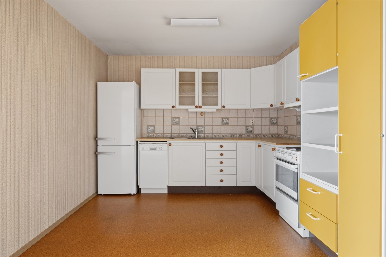 Kjøkkenet har innredning med profilerte og glatte fronter, og benkeplater av laminat. Galleribilde