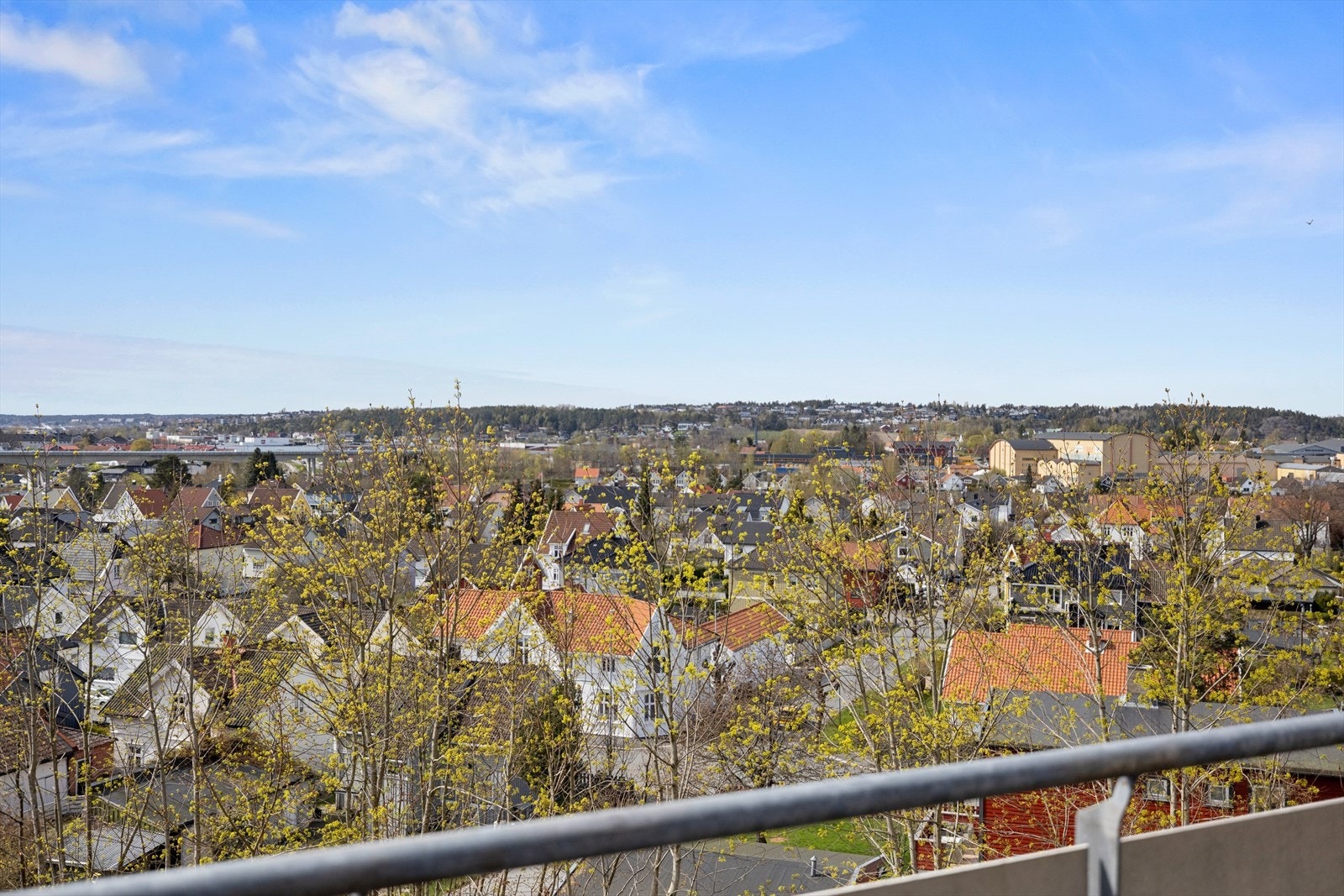 Her har du svært gode solforhold om ettermiddag- og kveldstid, og en nydelig utsikt! Galleribilde