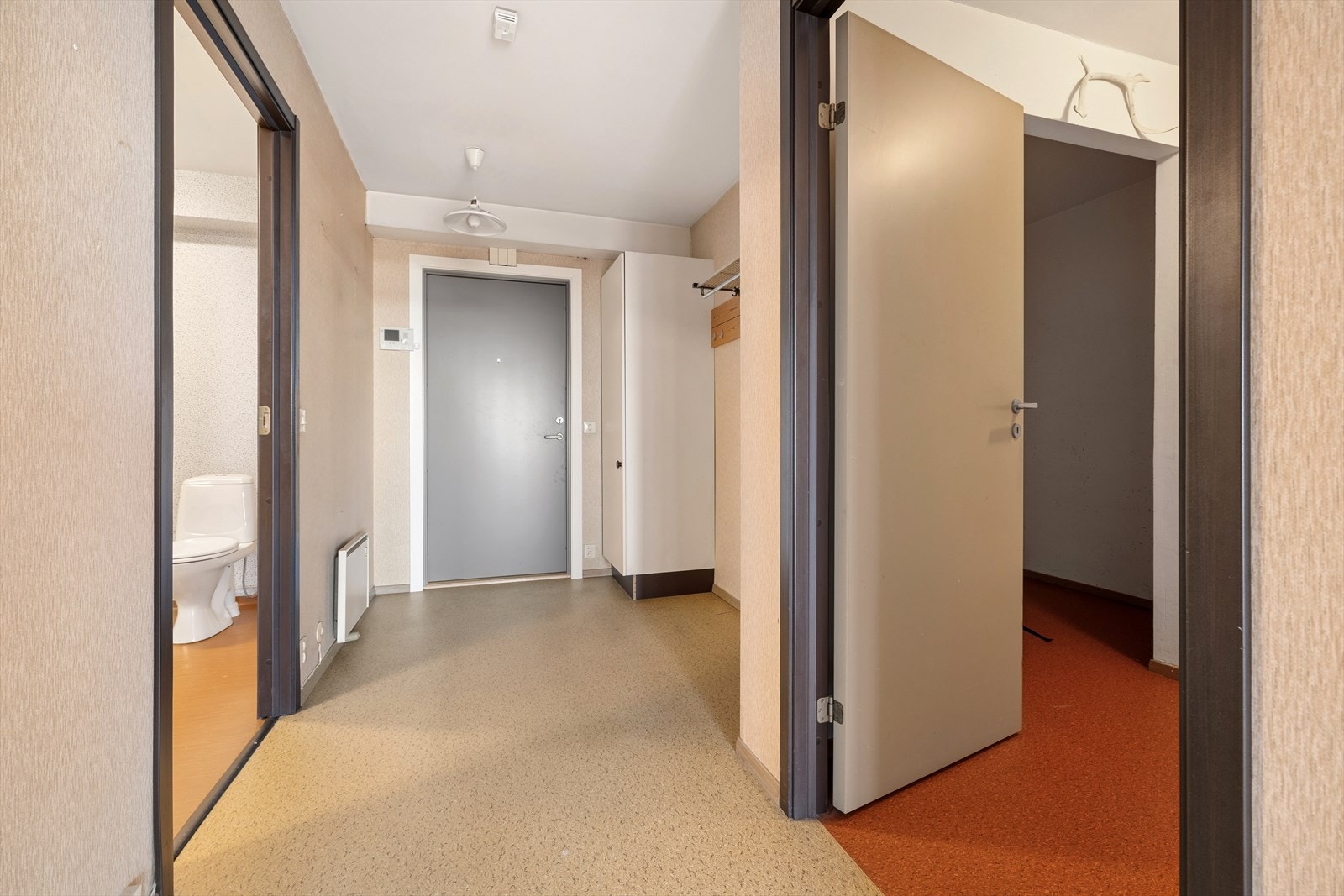 Stor og romslig entré med god plass for å henge fra seg yttertøy. Galleribilde