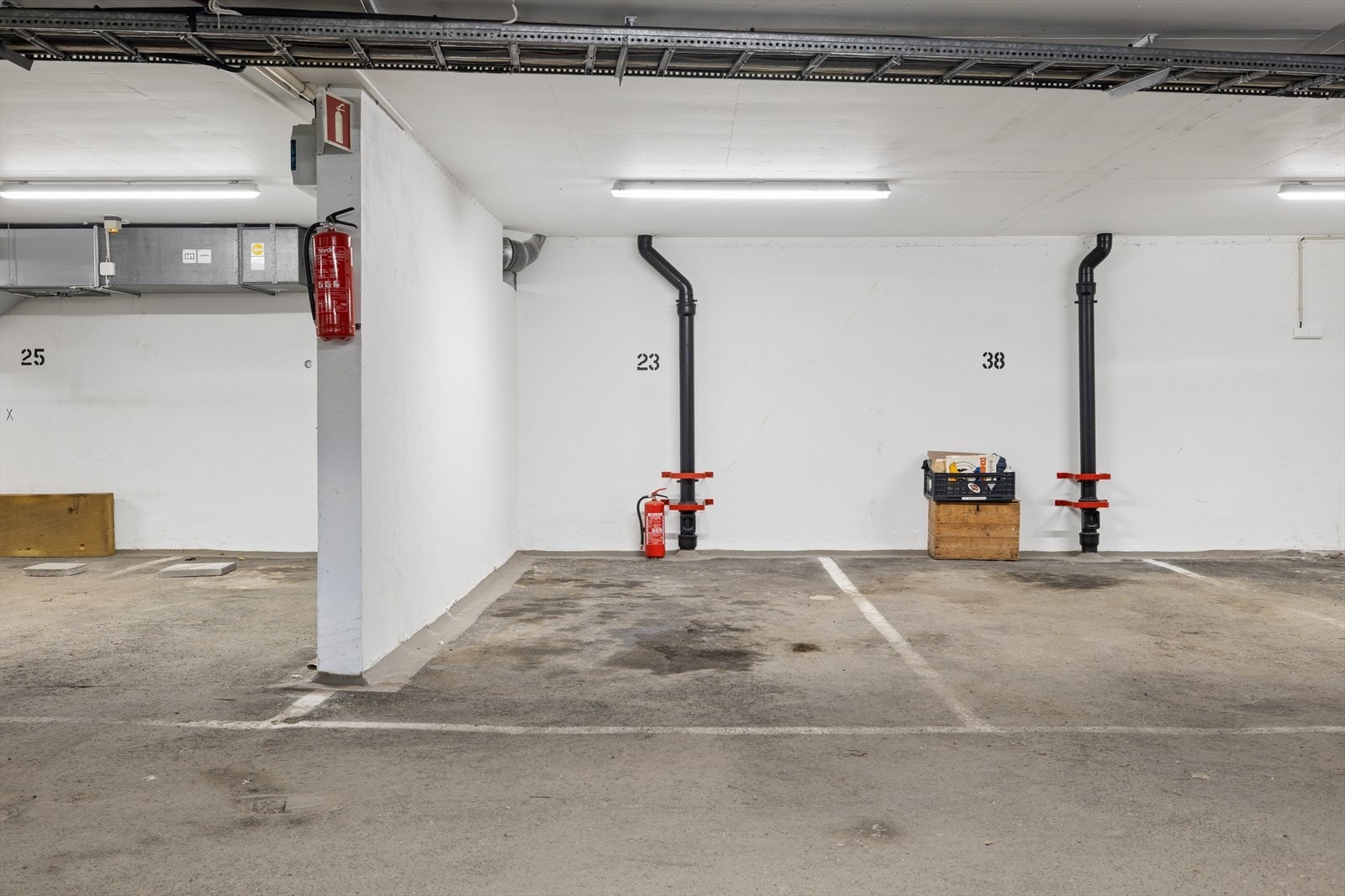 Garasjeplass med mulighet for elbillader. Galleribilde