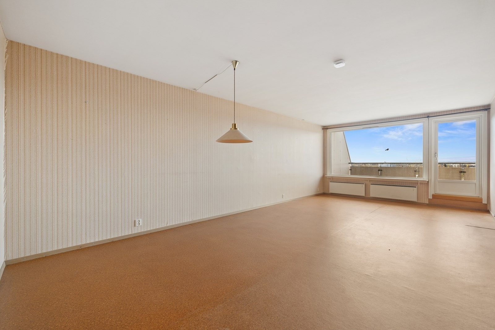 Det er plass til både en stor sofa- og spisegruppe. Galleribilde