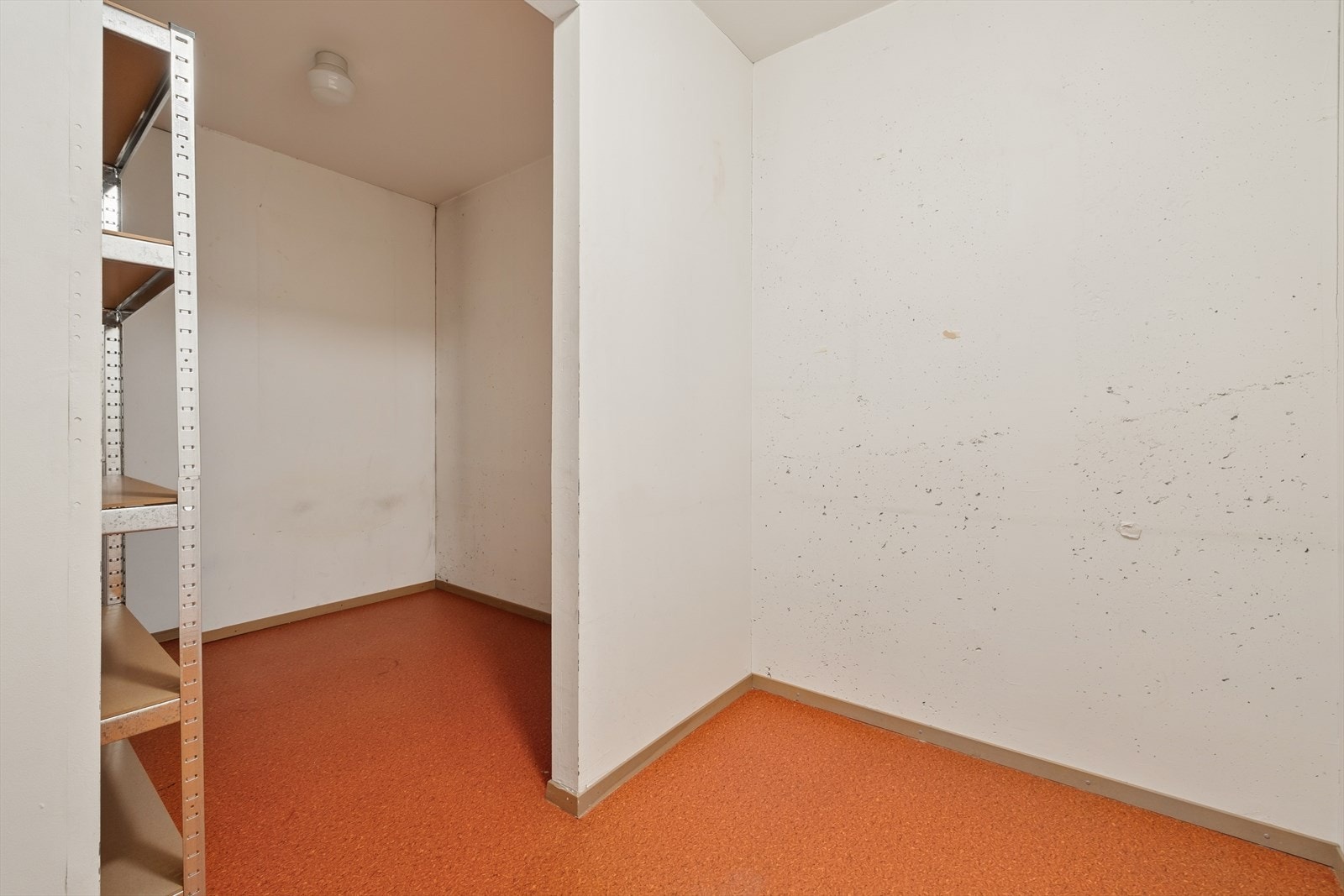 Det er også tilgang til to store innvendige boder i leiligheten, med tillegg til en ekstern bod på 7m² tvers over gangen. Galleribilde