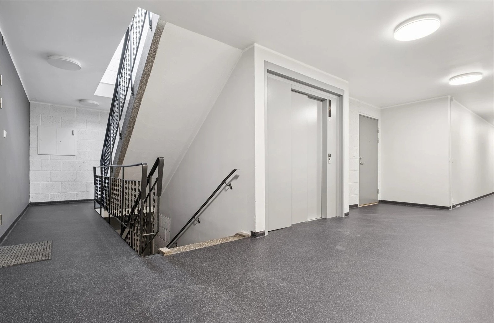 Det er adkomst med heis fra garasje og til 3 etasje. Galleribilde