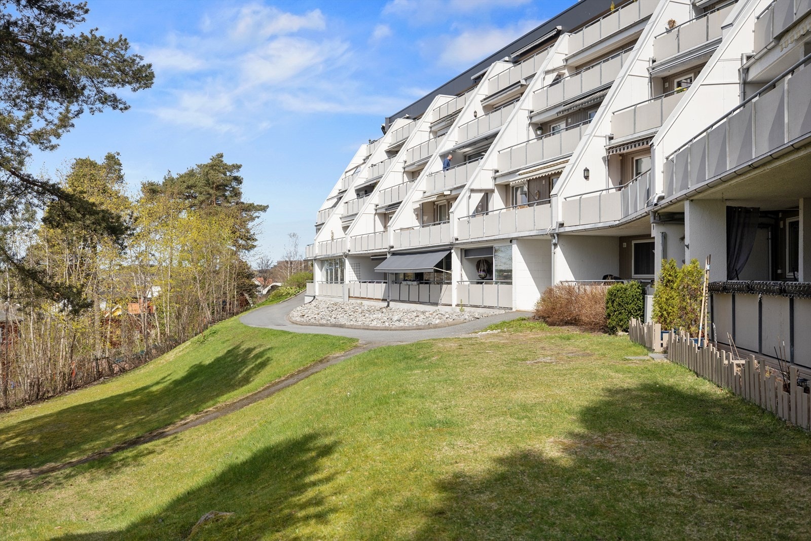 Borettslaget er fra 1982, og har varmtvann inkludert i de månedlige felleskostnadene. Galleribilde