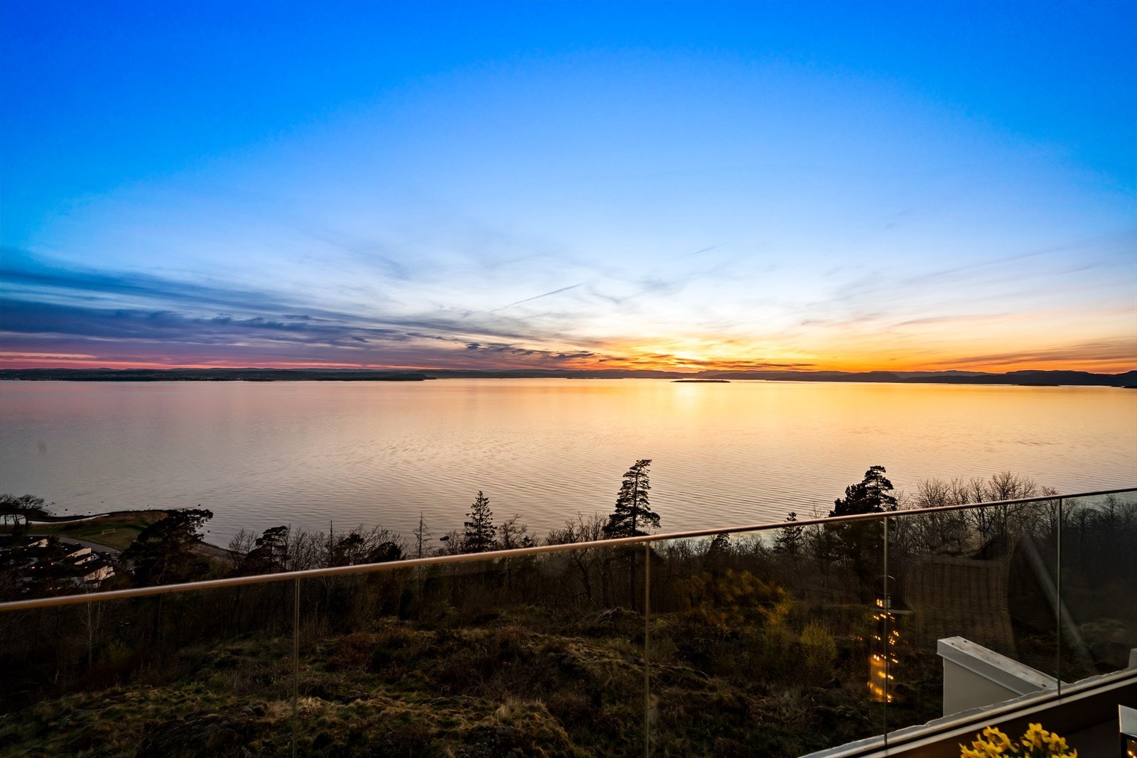 Vestvendt terrasse med fri sjøutsikt og flotte solforhold - perfekt for å nyte solrike ettermiddager og vakre solnedganger. Galleribilde