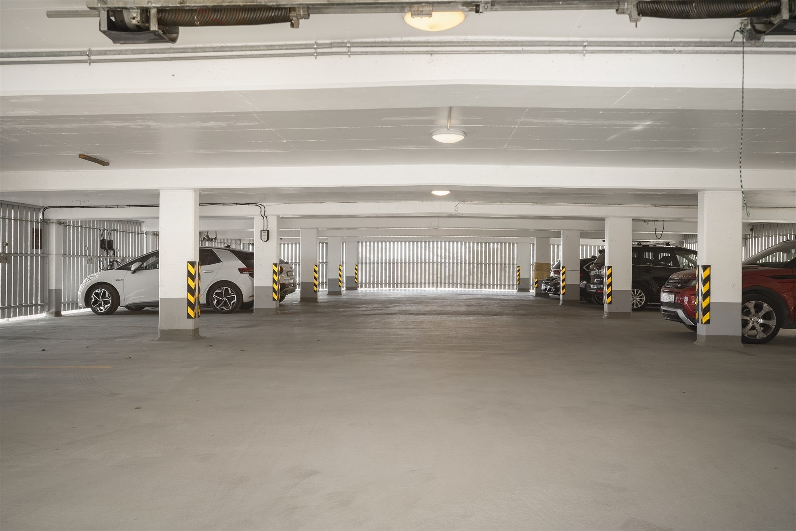 Merket parkeringsplass med elbil lader Galleribilde