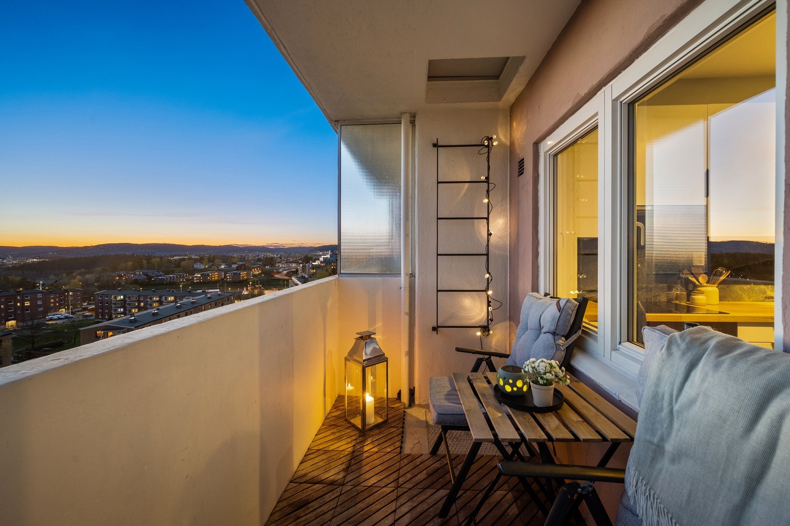 Balkongen på ca. 5 kvm har plass til sittegruppe og byr på fine forhold for både morgenkaffe og rolige sommerkvelder.
Foto: Martine Eren Jacobsen. Galleribilde