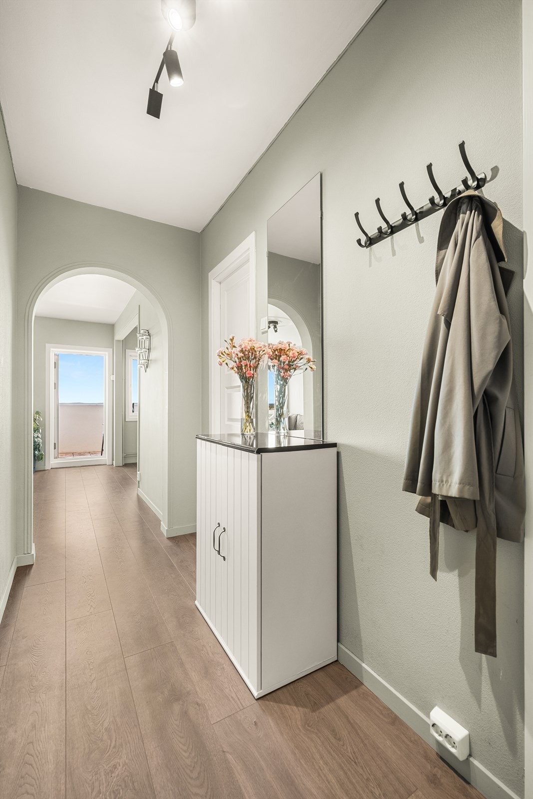 En lys entré ønsker velkommen inn. Det er godt med plass til oppheng av yttertøy. Galleribilde