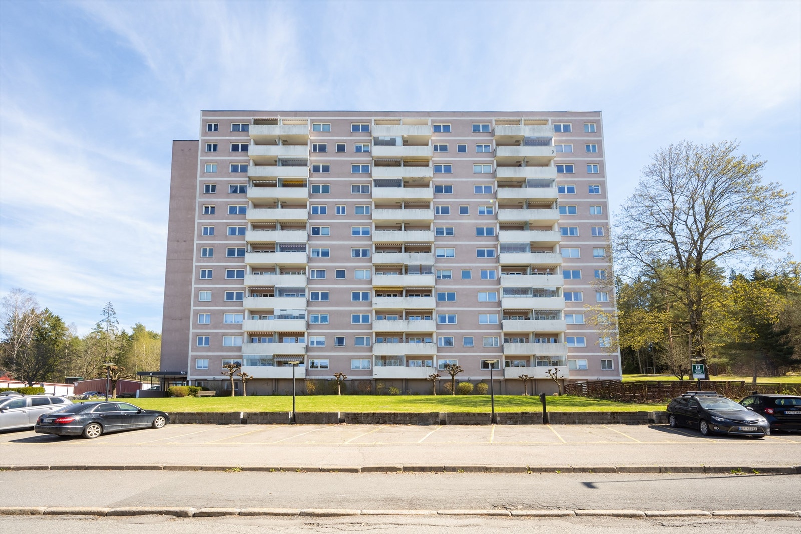 Bygget er fra 1957 og har fasader med pussede og malte flater. Galleribilde