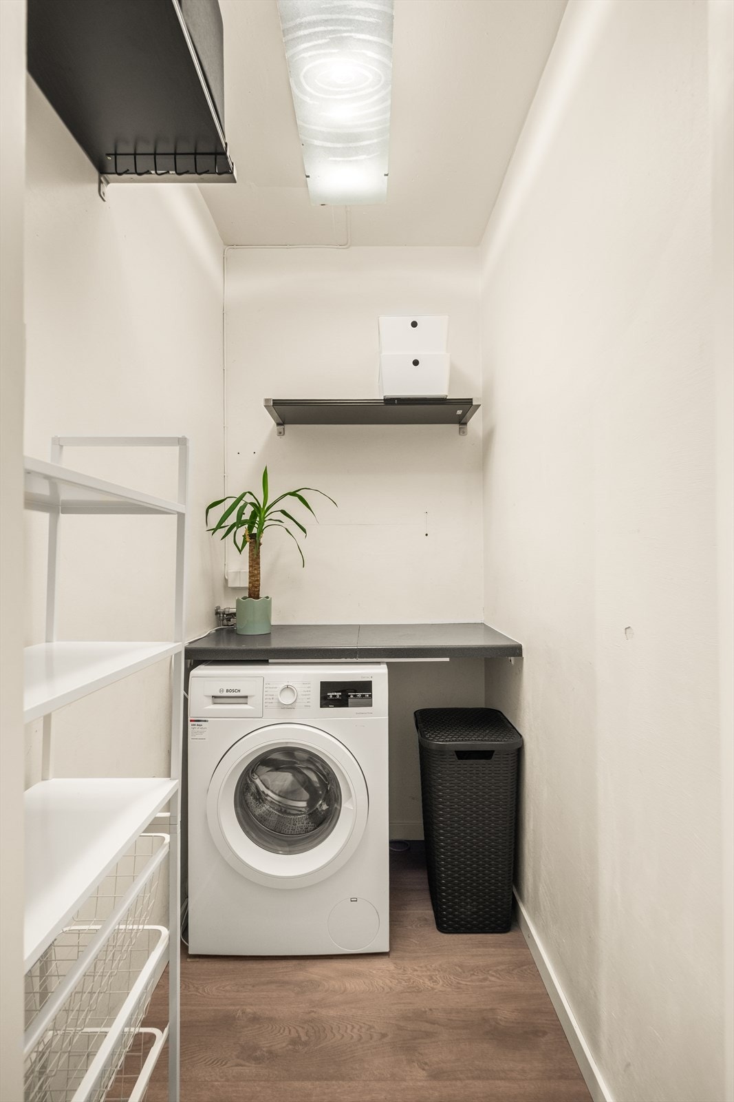 Leiligheten har en innvendig bod med opplegg for vaskemaskin og gode oppbevaringsmuligheter. Galleribilde