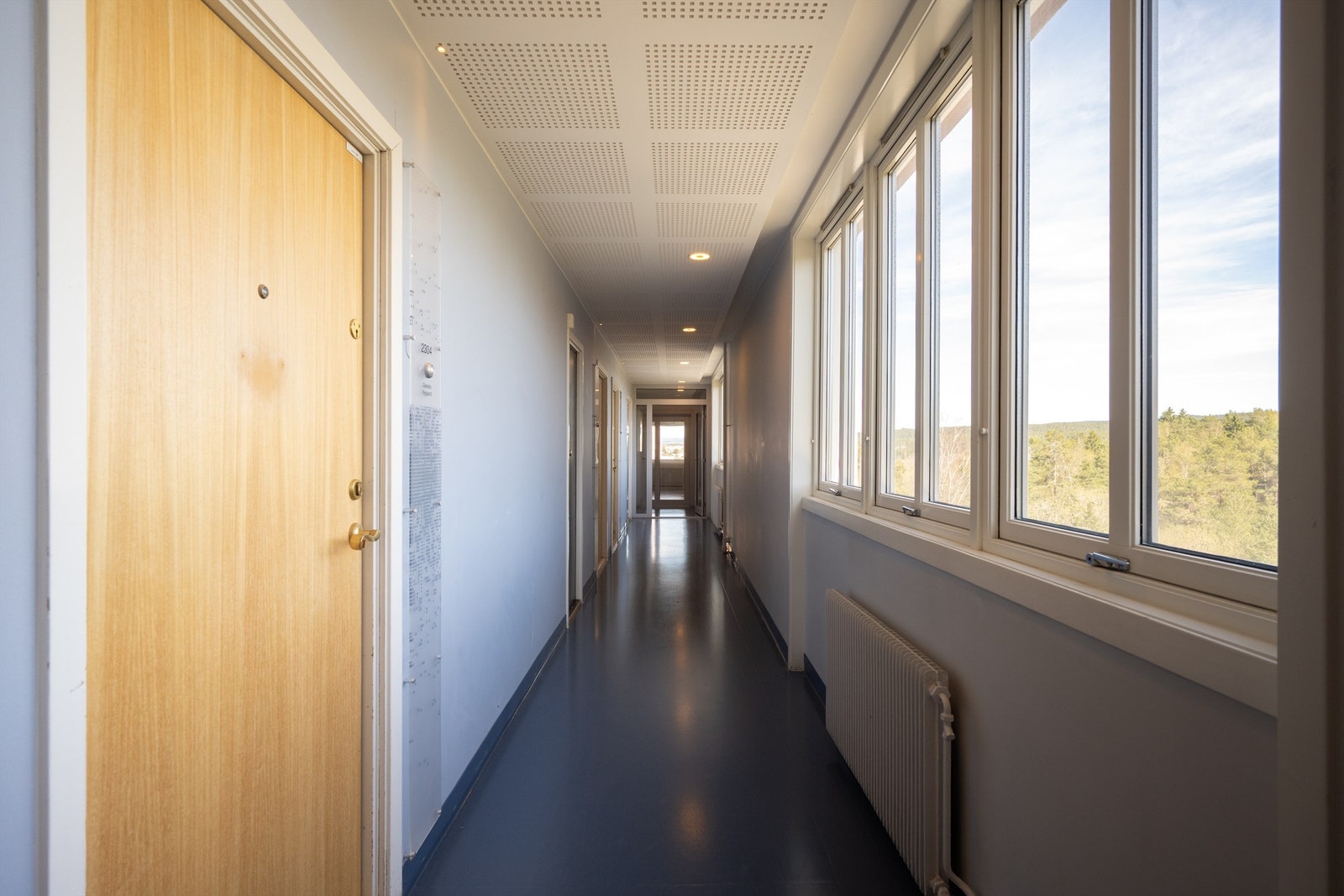 Fellesgangen er lys og innbydende, og bygget har heis (2 stk) for enkel adkomst til leiligheten. Galleribilde