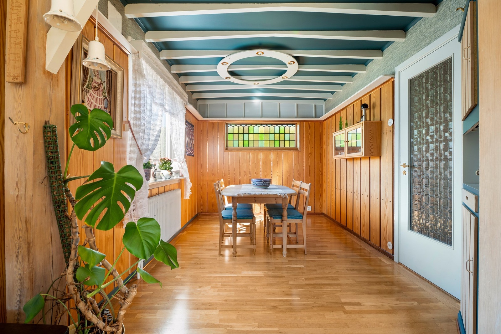 Denne stuen passer utmerket som spisestue, og her samles venner og familie for hyggelige måltider rundt et langbord. Galleribilde
