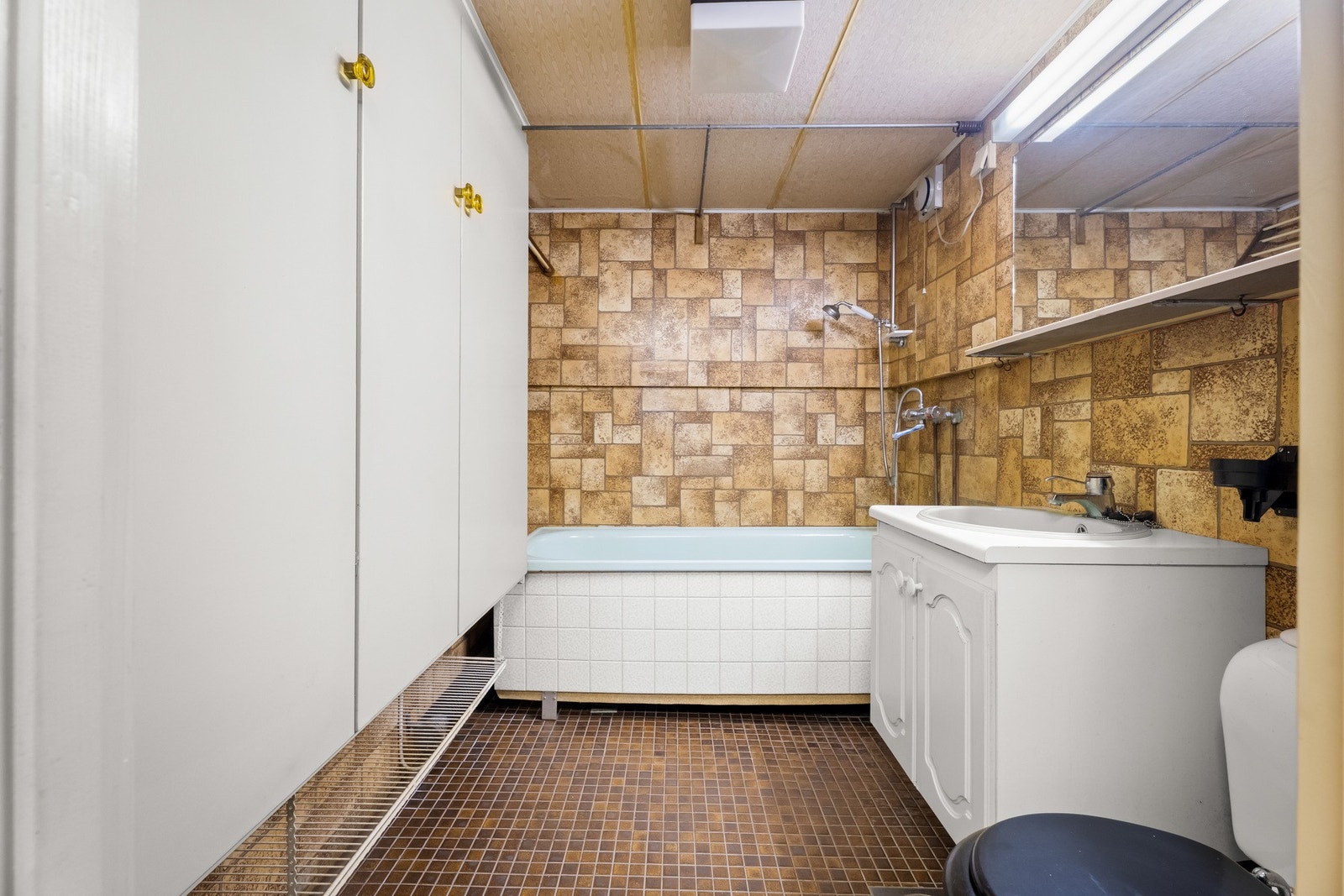 Kjellerbadet har toalett, badekar og flislagt gulv med varme. Toalettet er koplet fra. Galleribilde