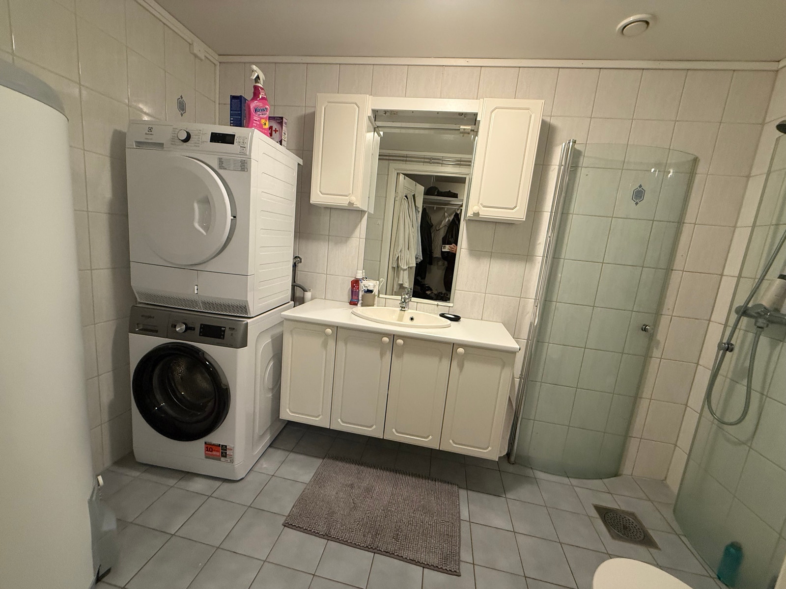 Baderom med vaskemaskin og tørketrommel Galleribilde