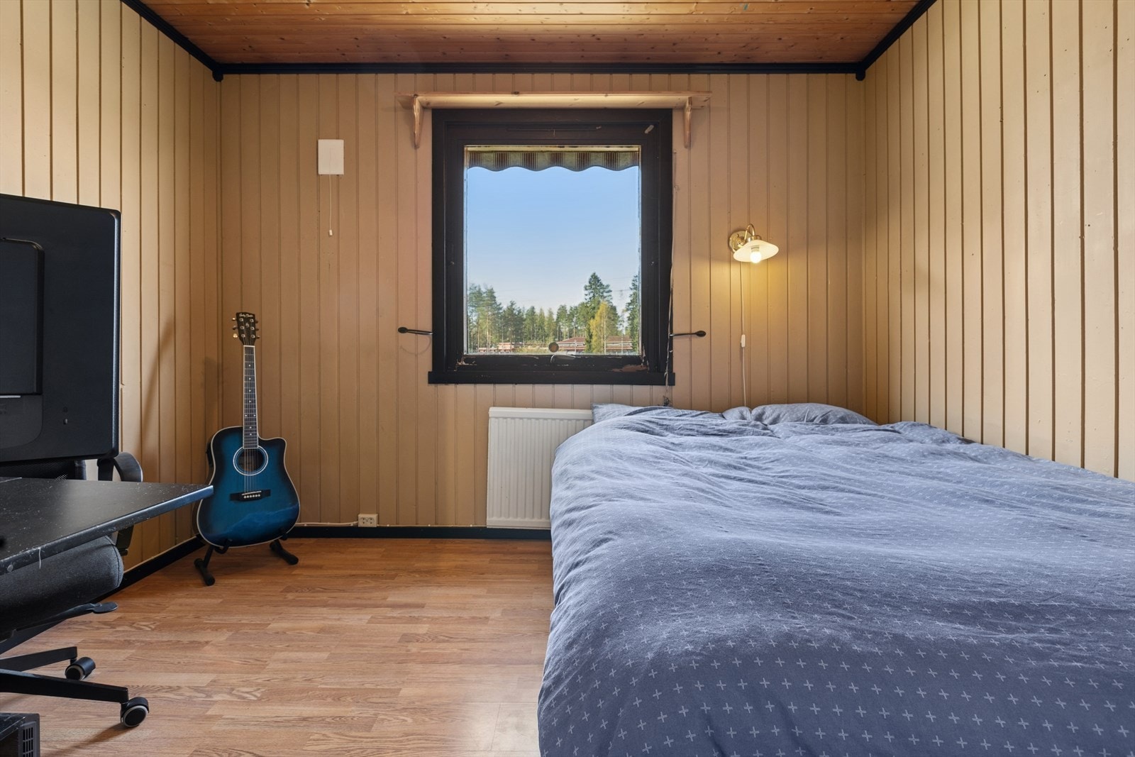 Romslig soverom som har plass til dobbeltseng, nattbord, skap eller annen innrending. Galleribilde