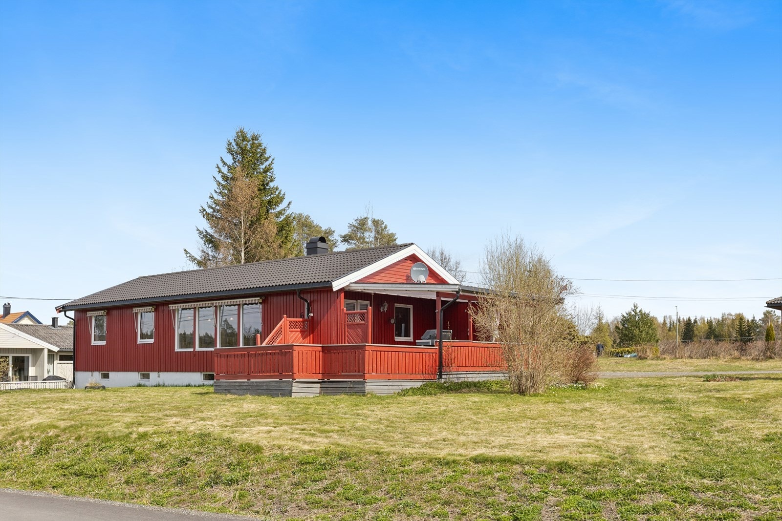 Stor tomt på 1 075,8 m², her er det mye plass til lek og spill! Galleribilde