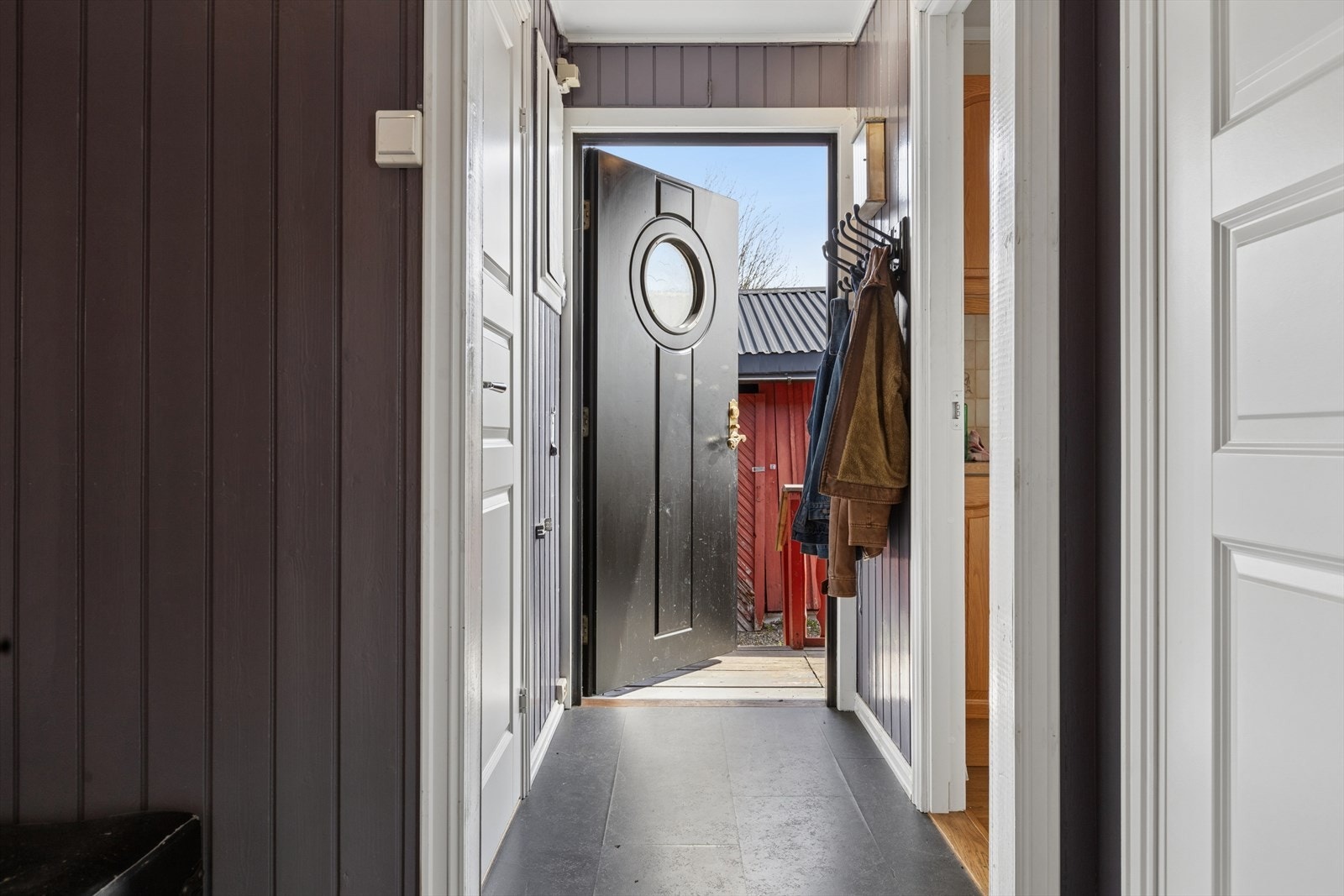Entré hvor du kan henge av deg yttertøy og sette bort skoene. Galleribilde