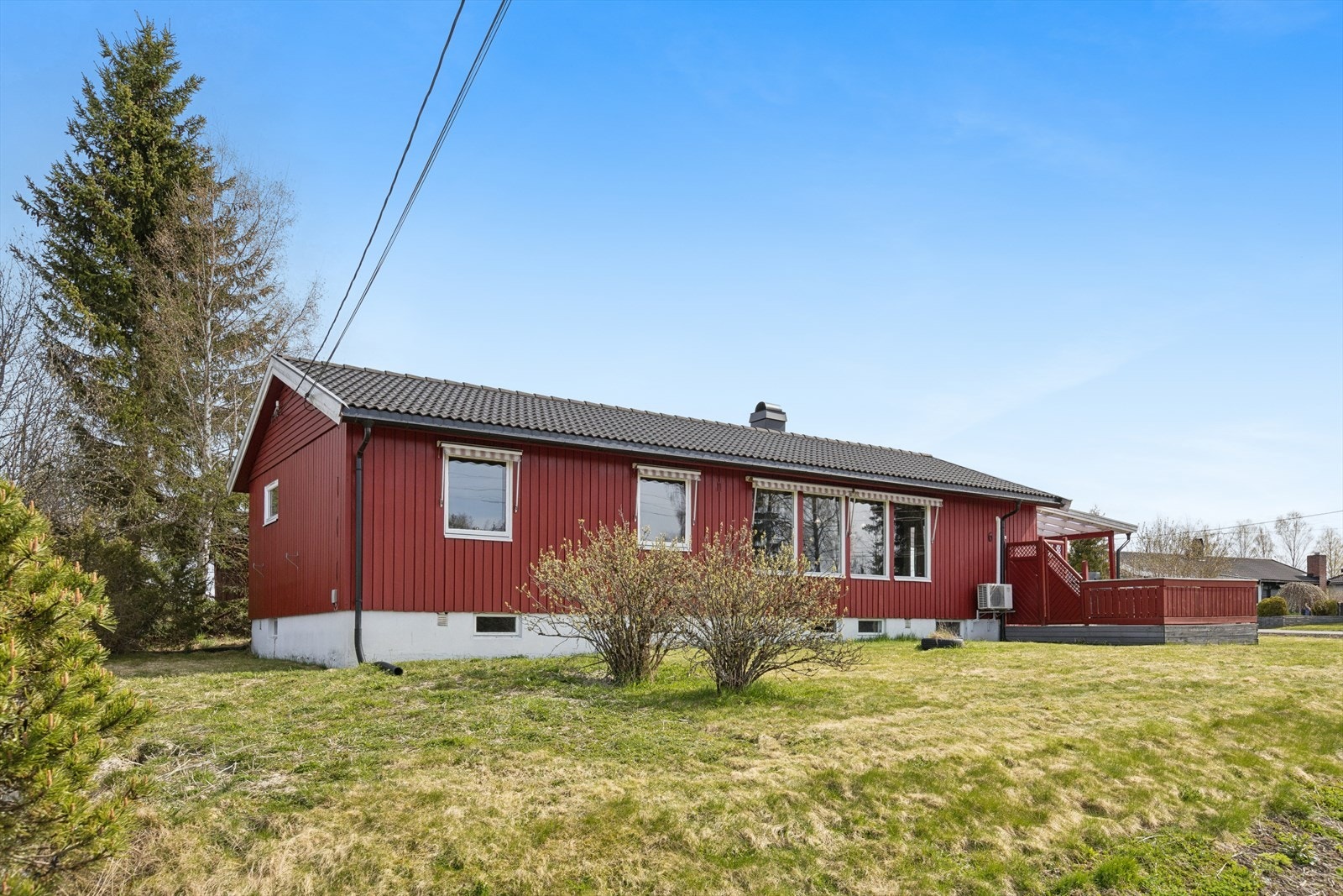 Boligen finner seg i avslappende og landlige omgivelser i Gunnerudberget på Brårud i Nes kommune. Galleribilde
