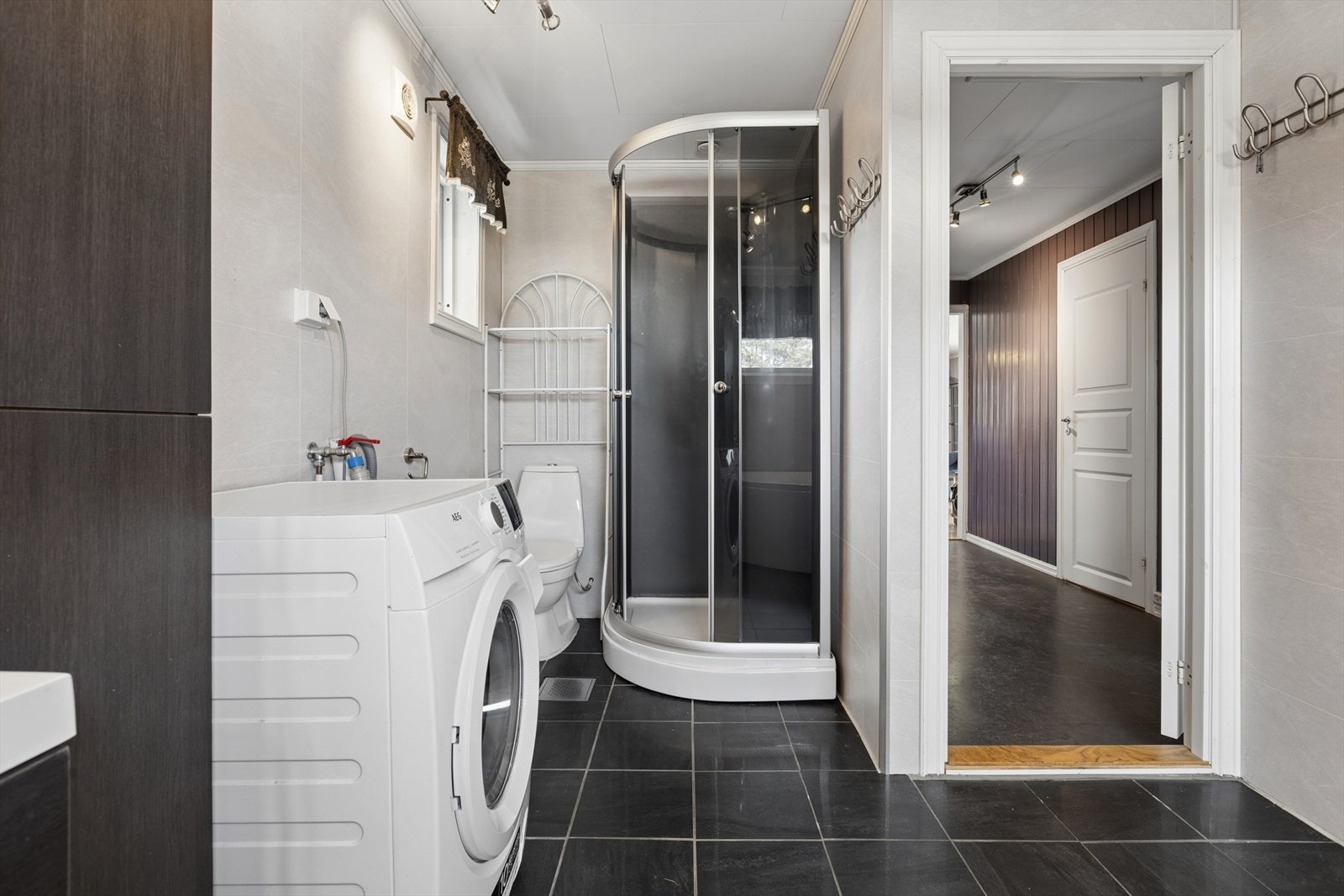 Badet har varme i gulvet som bidrar til en behagelig følelse på kalde dager. Galleribilde