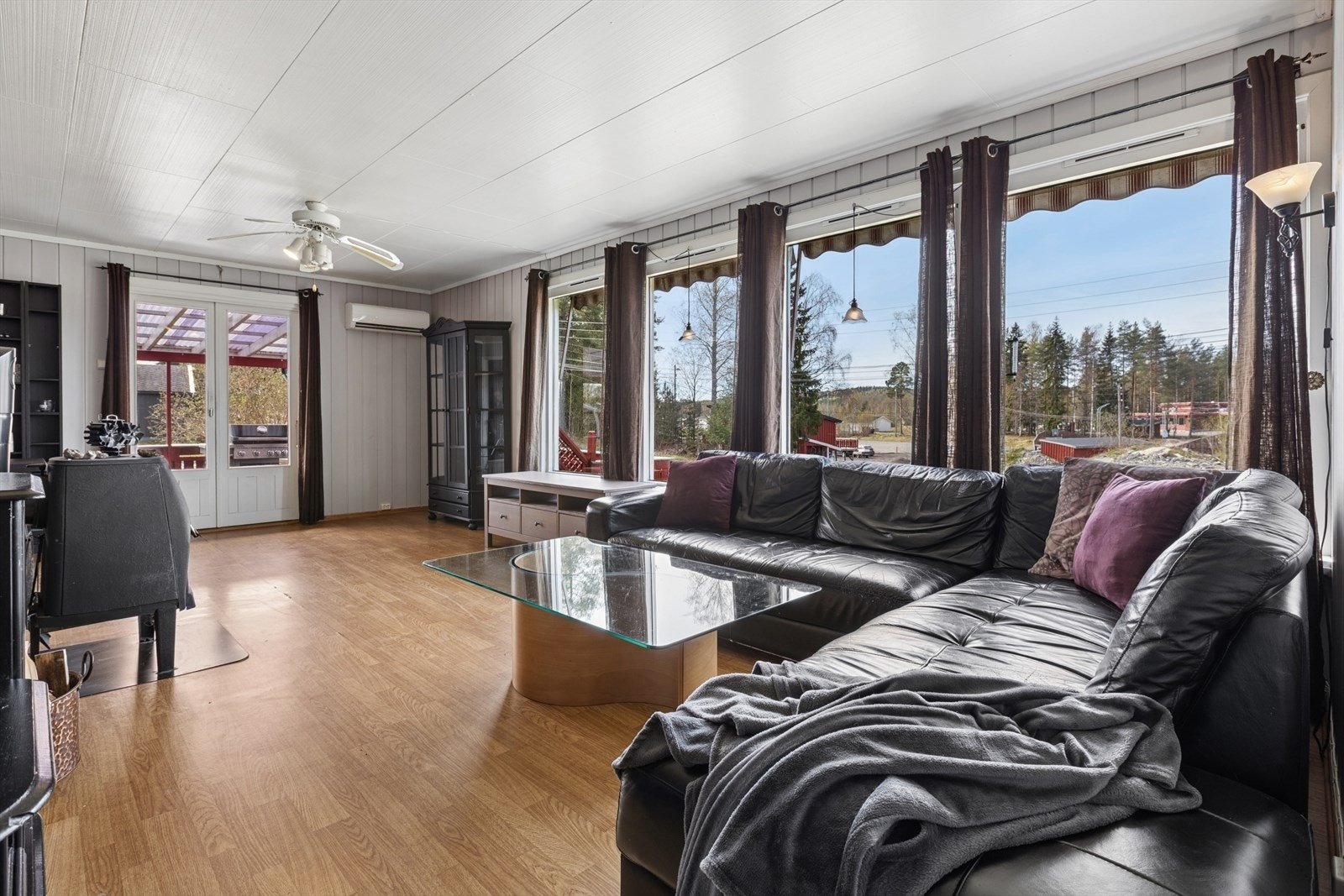 Stuen har store vindusflater som gir rikelig med naturlig lysinnslipp. Galleribilde