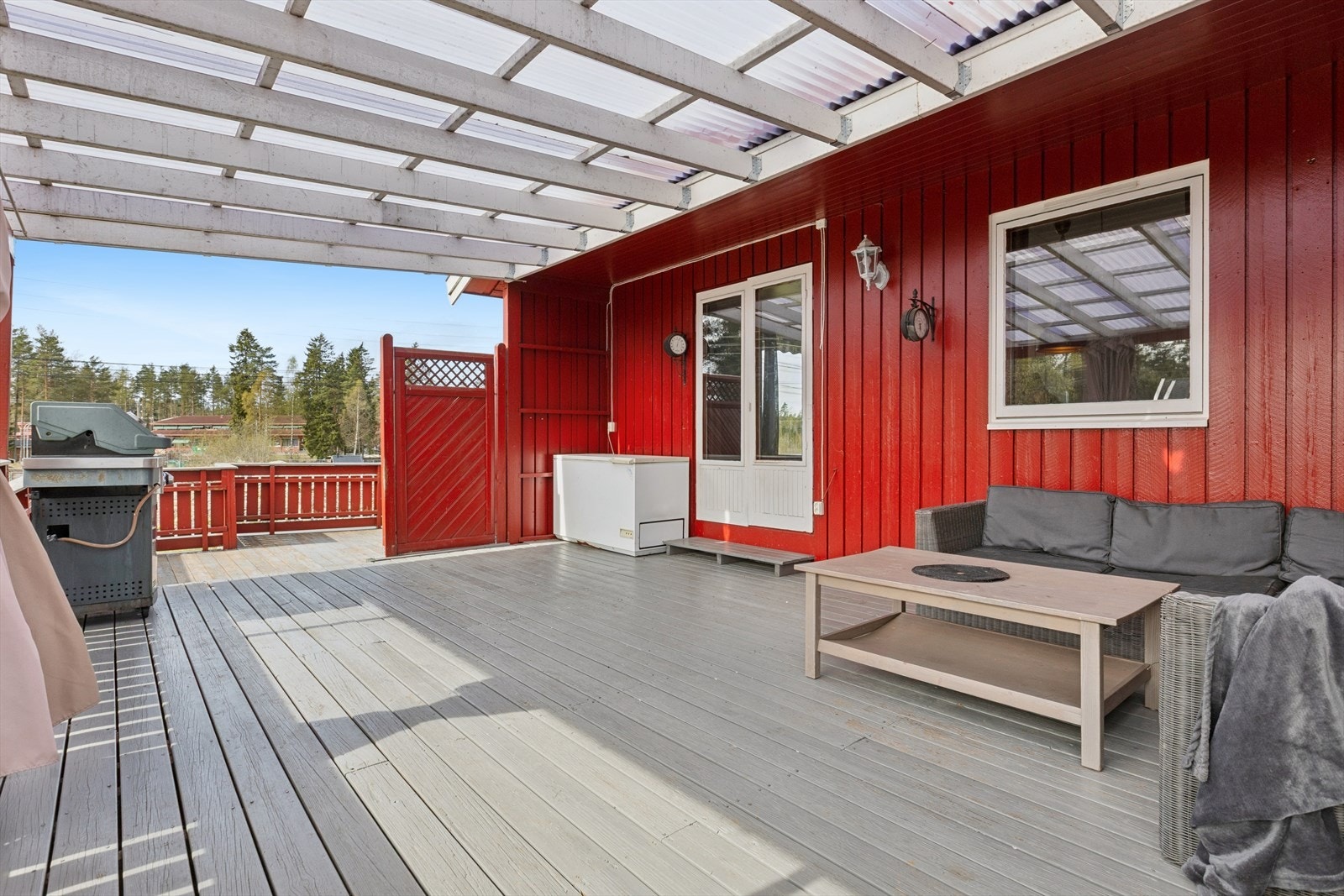 Ute er det stor terrasse som har god plass til en sittegruppe og grill, her er det tak over så man kan kose seg ute selv på en regnværsdag. Galleribilde