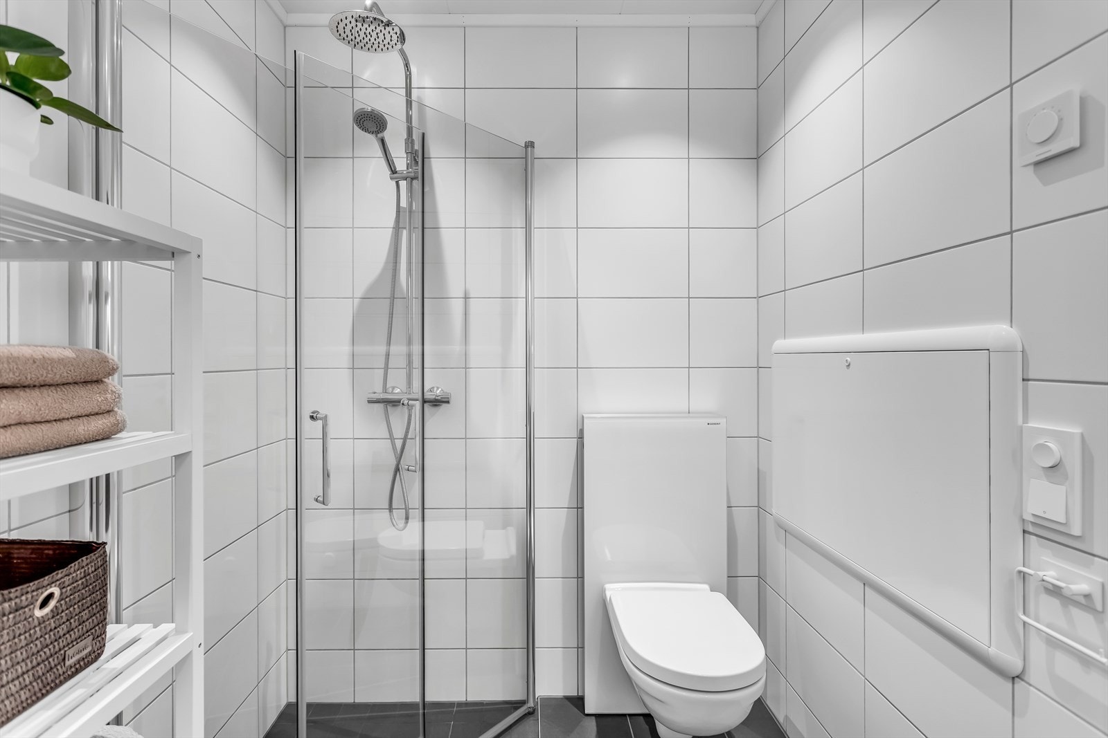 Her er det dusjhjørne med innfellbare dører og vegghengt toalett. Vannbåren gulvvarme gir jevn og god komfort. Galleribilde